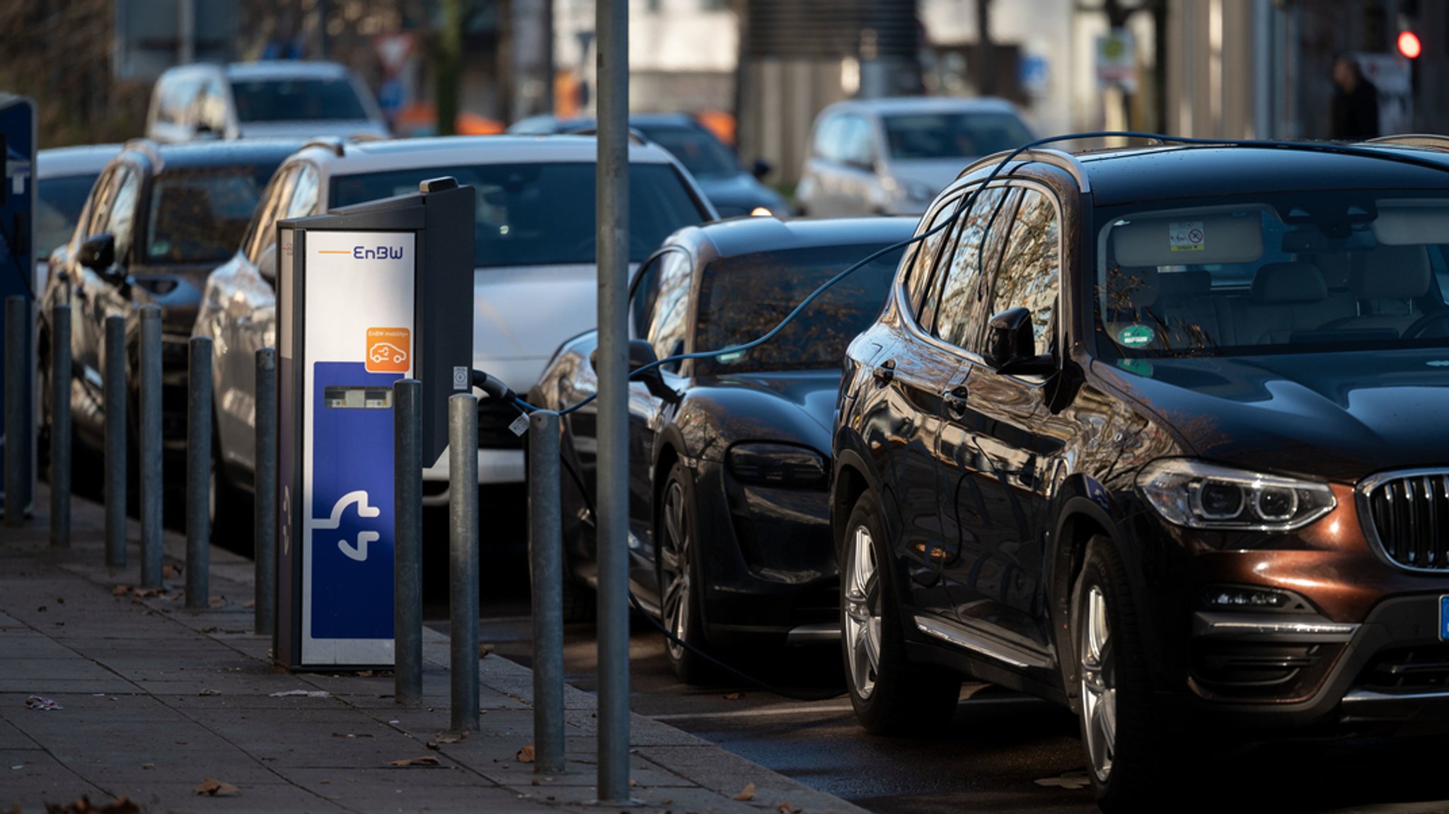 Elektroauto an einer Ladestation. 