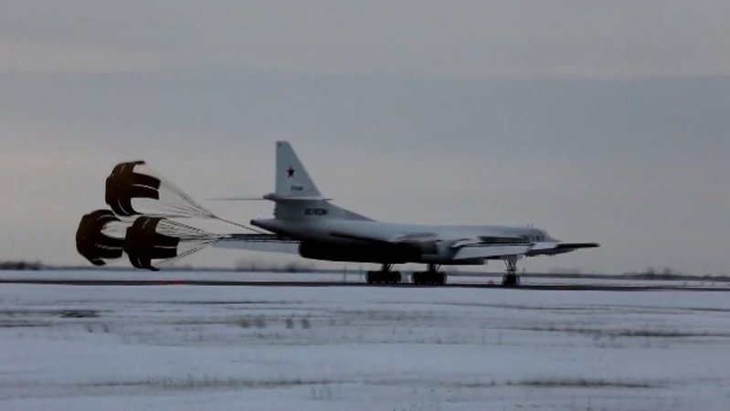 Flugzeug auf russischer Militärbasis