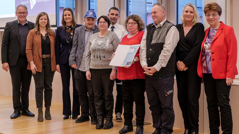 Preisträger Lenadi 1. Preis, links im Bild: Bezirkstagspräsident Thomas Schwarzenberger . | Bild: Wolfgang Englmaier, Bezirk Oberbayern Preisträger Lenadi 1. Preis, links im Bild: Bezirkstagspräsident Thomas Schwarzenberger .