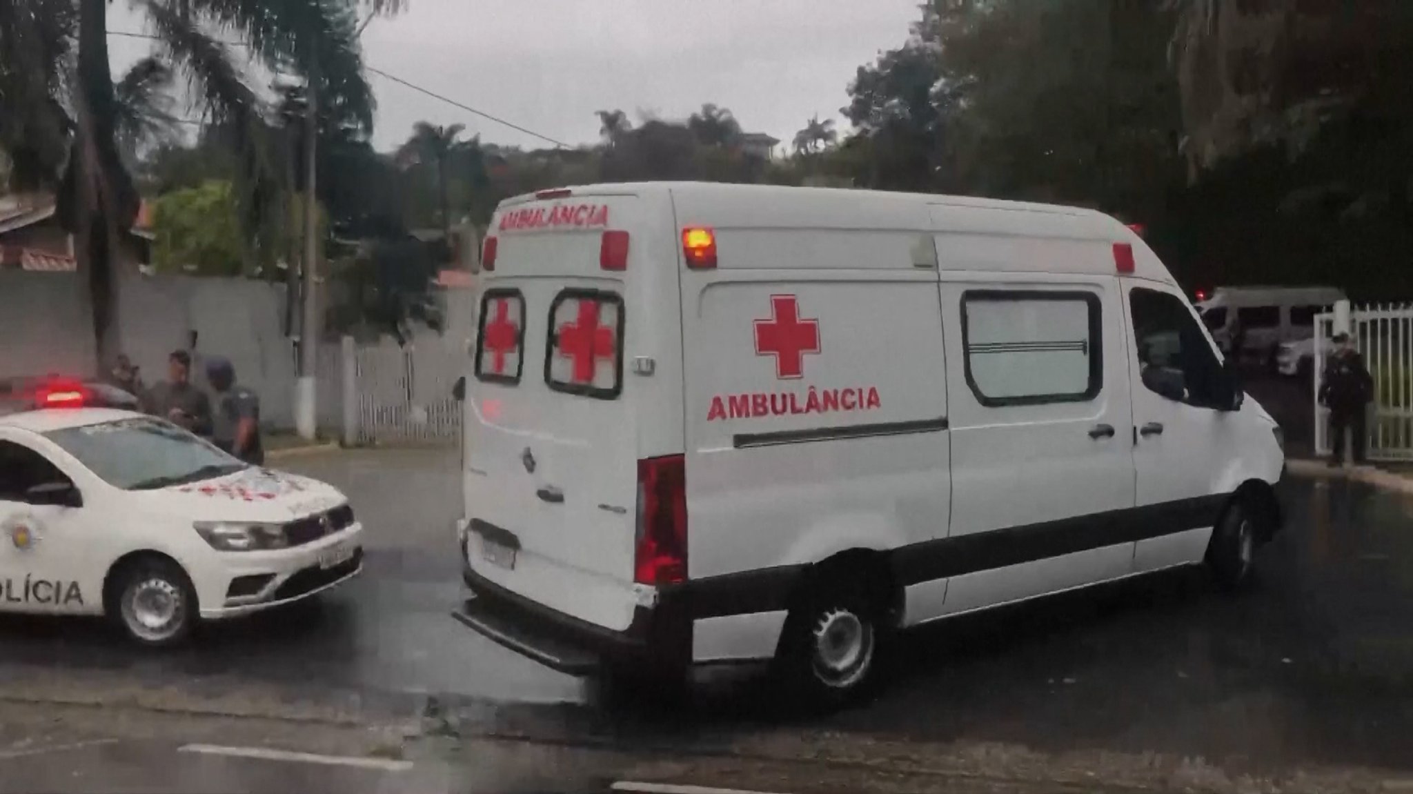 Rettungskräfte auf dem Weg zum Unglücksort in der Stadt Vinhedo im brasilianischen Staat São Paulo.