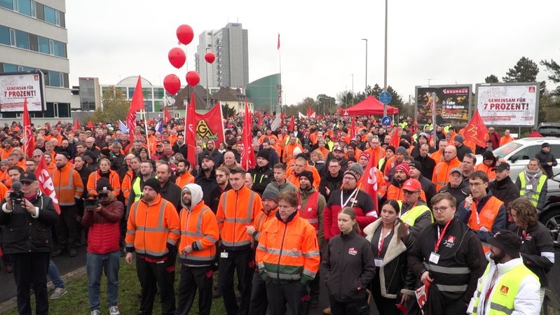 Warnstreik bei Schaeffler in Schweinfurt gegen geplanten Stellenabbau mit 1.500 Mitarbeitenden. | Bild: BR/ Ralph Wege Warnstreik bei Schaeffler in Schweinfurt gegen geplanten Stellenabbau mit 1.500 Mitarbeitenden.