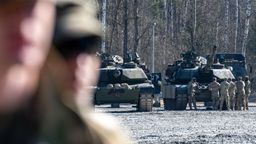 Panzer der US-Streitkräfte stehen auf dem Gelände des Truppenübungsplatzes Grafenwöhr | Bild:pa/dpa/Armin Weigel