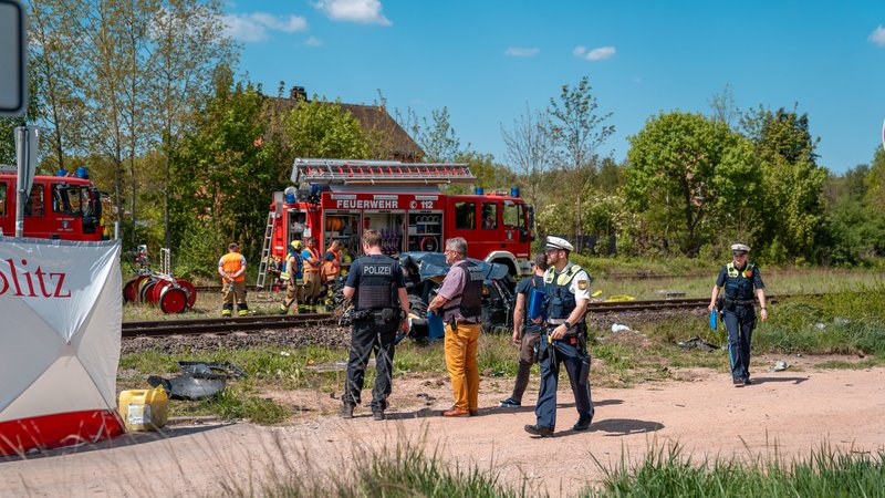 Das zerstörte Auto im Hintergrund | Bild: News5/Lars Haubner Das zerstörte Auto im Hintergrund