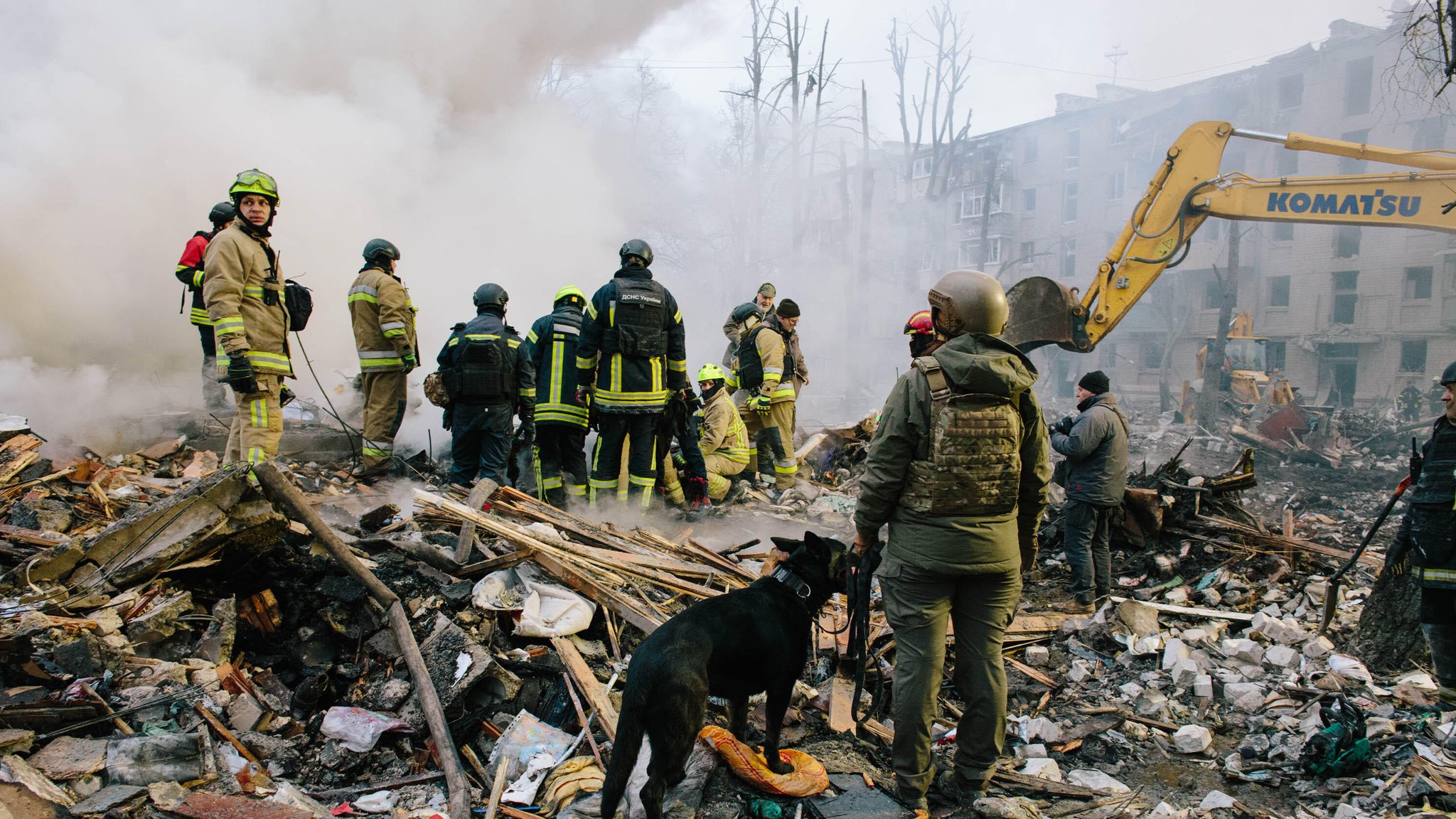 Rettungskräfte in Charkiw in den Trümmern eines Wohnhauses