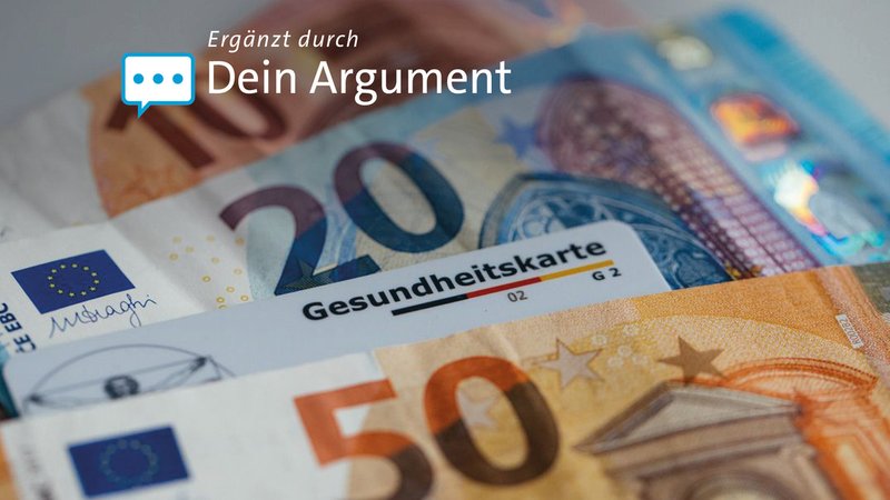 Eine Gesundheitskarte liegt mit Geld auf dem Tisch. | Bild: BR/Julia Müller Eine Gesundheitskarte liegt mit Geld auf dem Tisch.