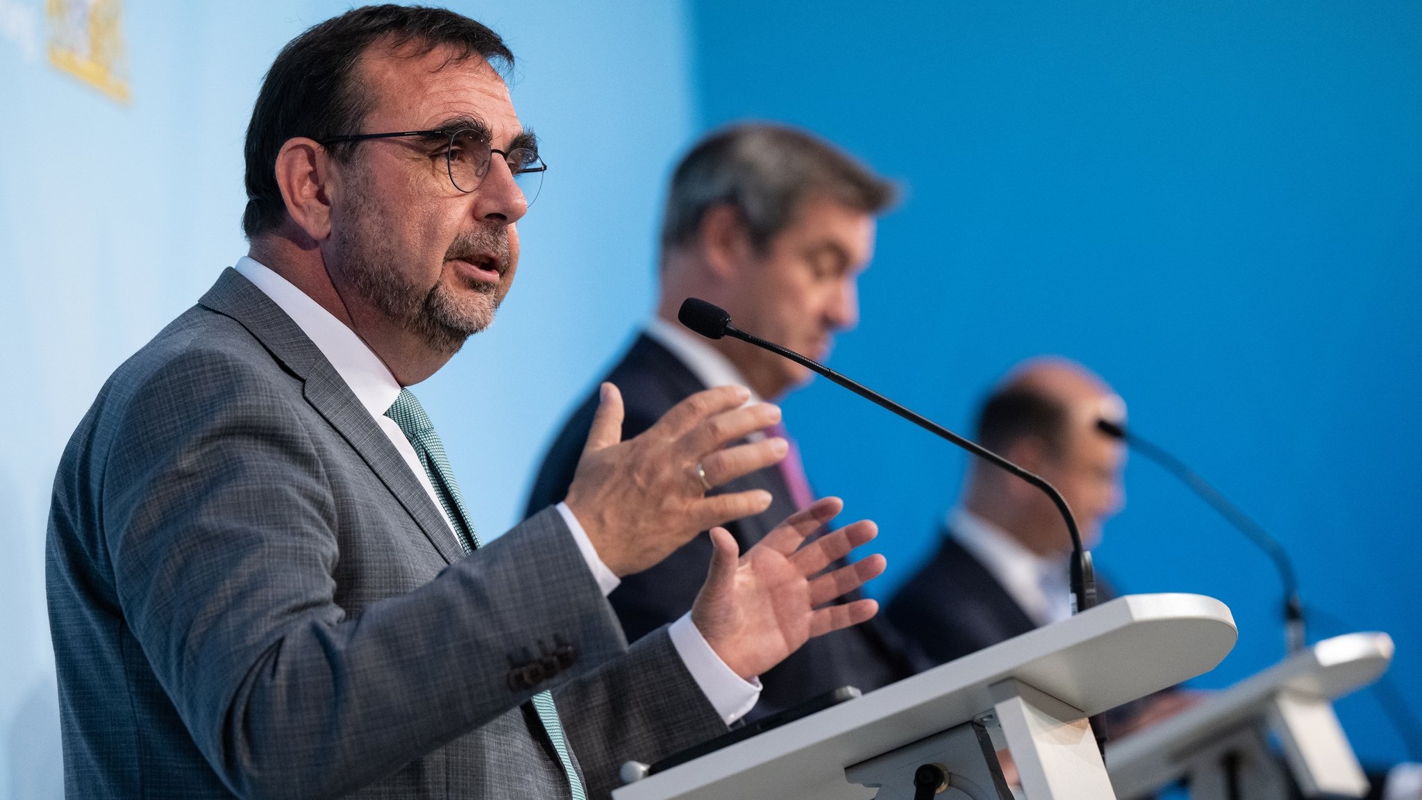 Klaus Holetschek (von links), Ministerpräsdient Markus Söder und Albert Füracker stehen während einer Pressekonferenz nebeneinander (Symbolbild)