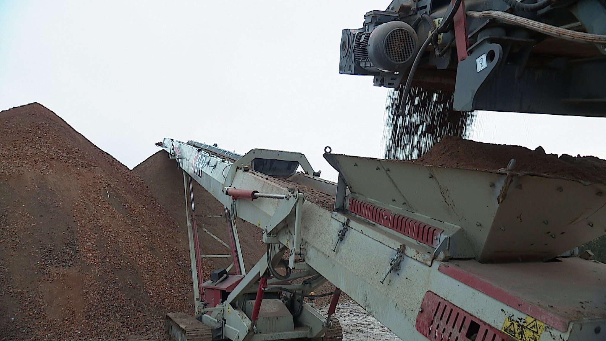 Die sogenannte Brechanlage zerkleinert große Beton-Stücke aus abgerissenen Gebäuden.