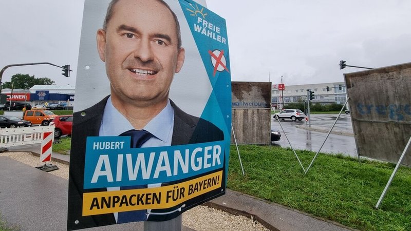 28.08.2023, Schwandorf - Hubert Aiwanger auf einem Wahlplakat der Freien Wähler. Der Termin für die 19. Landtagswahl ist der 8. Oktober 2023.