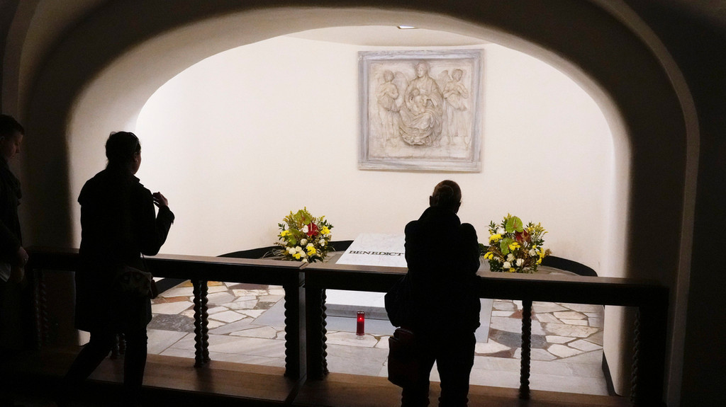 Gläubige beten vor dem Grab des verstorbenen emeritierten Papstes Benedikt XVI. in den Grotten des Petersdoms.