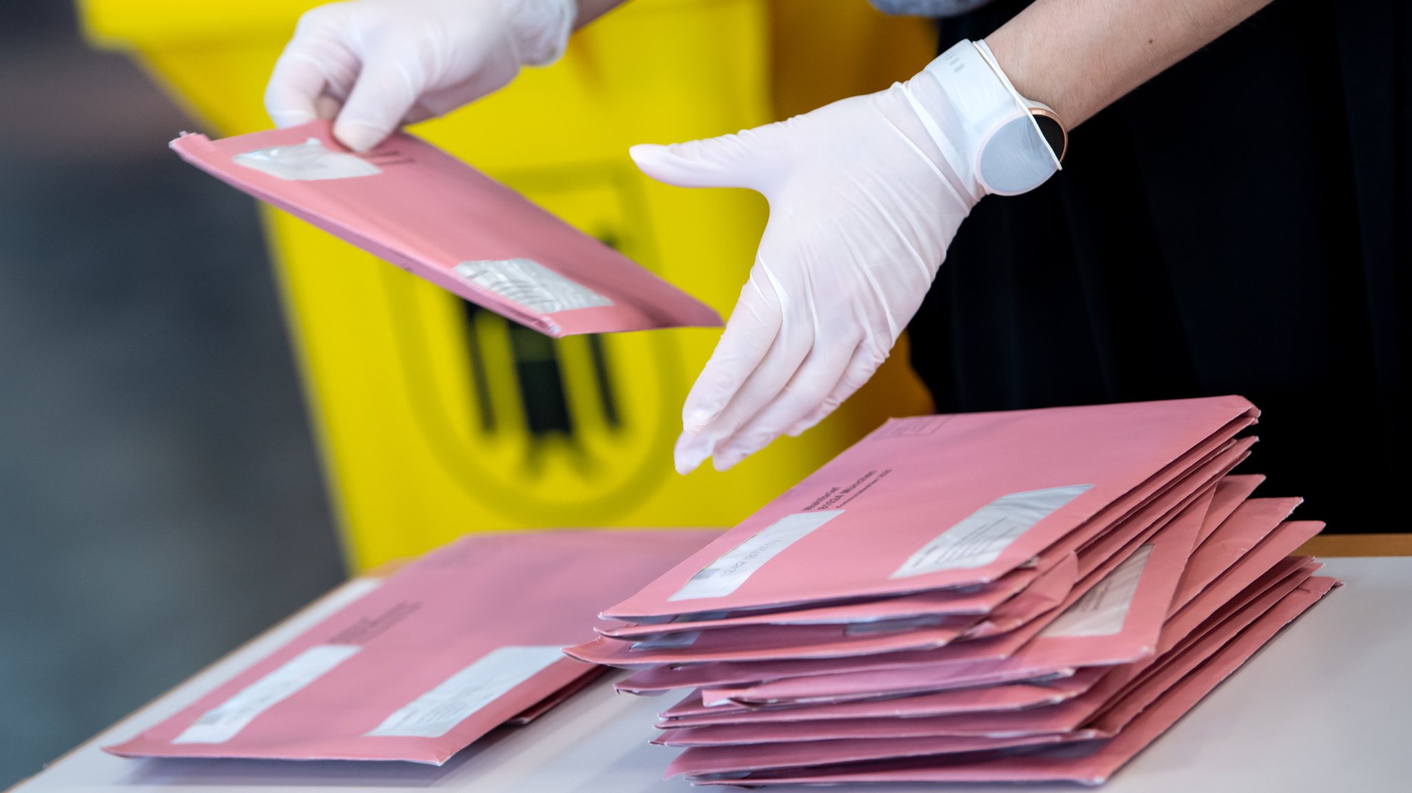 Ein Wahlhelfer zählt die Briefwahl aus.