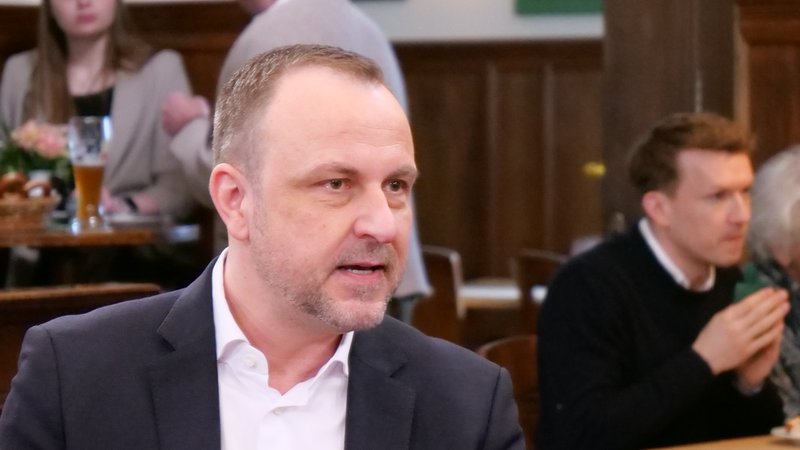 Peter Neumann am Sonntags-Stammtisch | Bild: BR / Andreas Schroll Peter Neumann am Sonntags-Stammtisch