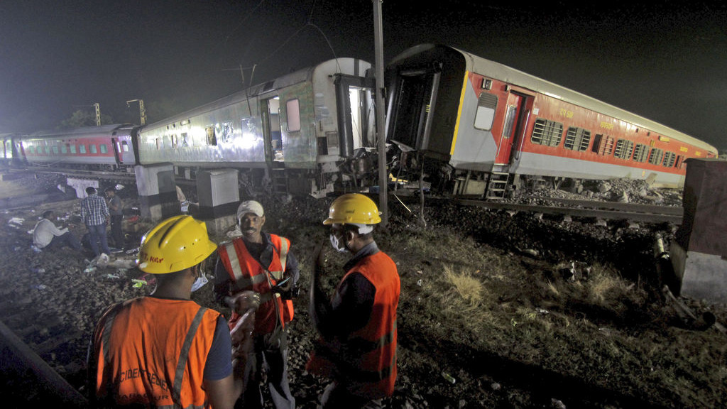 Indien, Balasore: Rettungskräfte an der Unglücksstelle nach einem schweren Zugunglück 