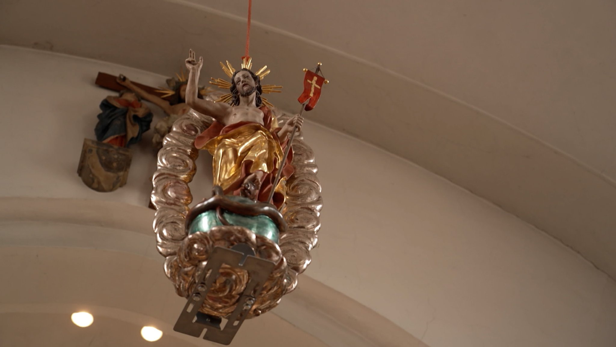 Eine Christusfigur in einer Kirche