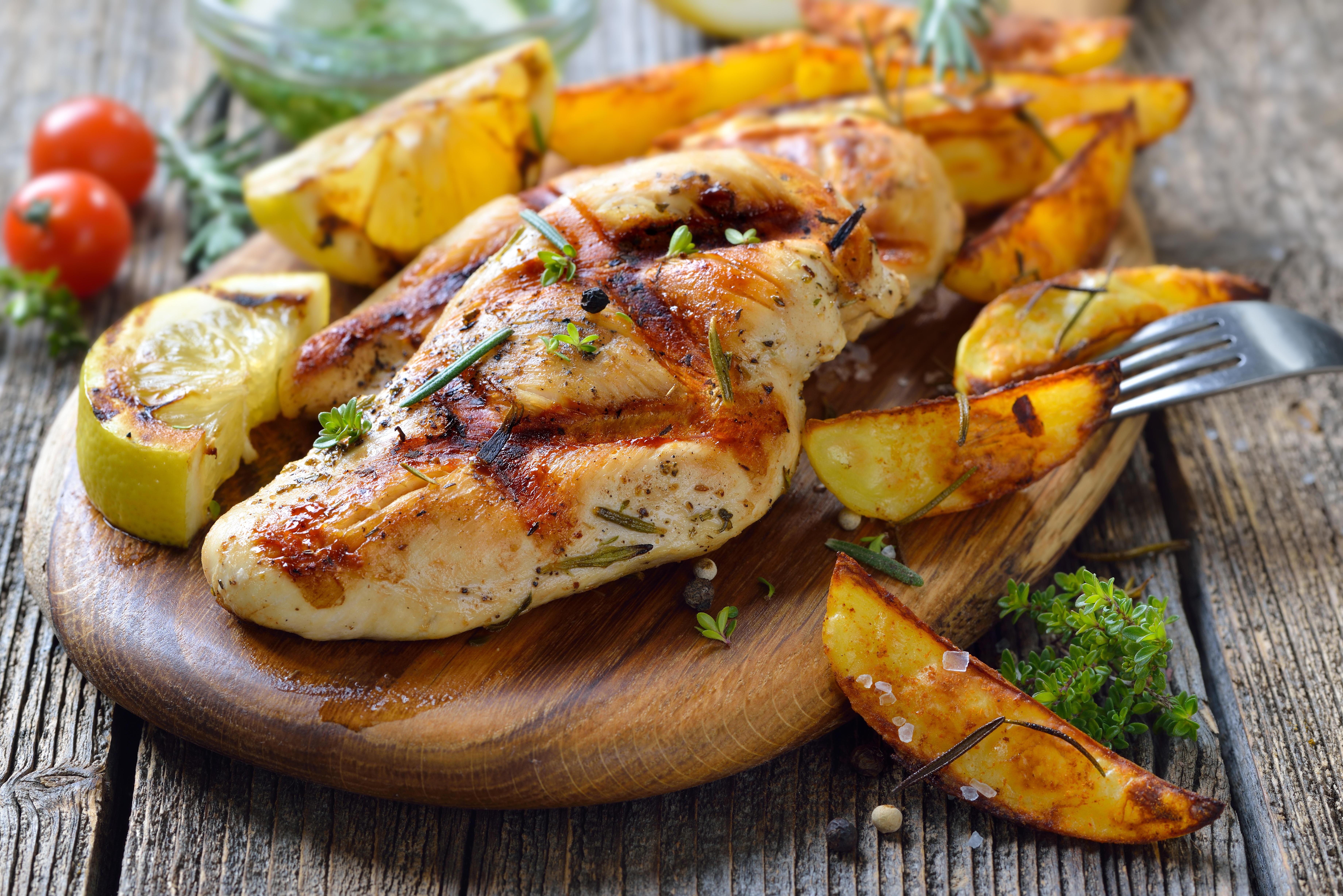 Gegrilltes Hähnchenbrustfilet mit Zitronen-Dip und Rosmarin Potato wedges