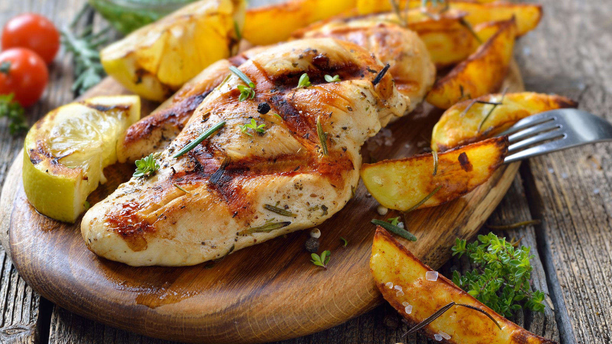 Gegrilltes Hähnchenbrustfilet mit Zitronen-Dip und Rosmarin Potato wedges