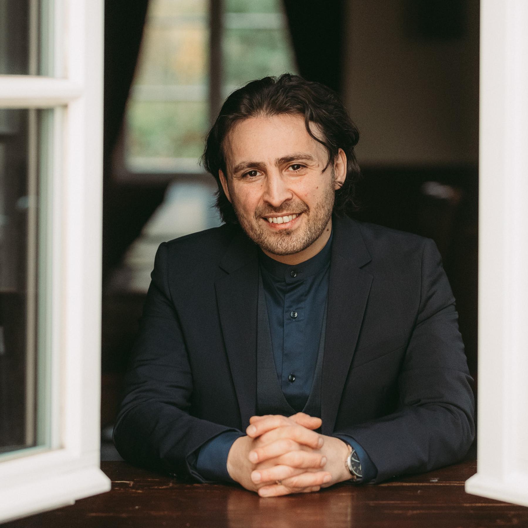 Unsichtbare Mauern: Autor Musa Deli über Zugehörigkeit und Integration