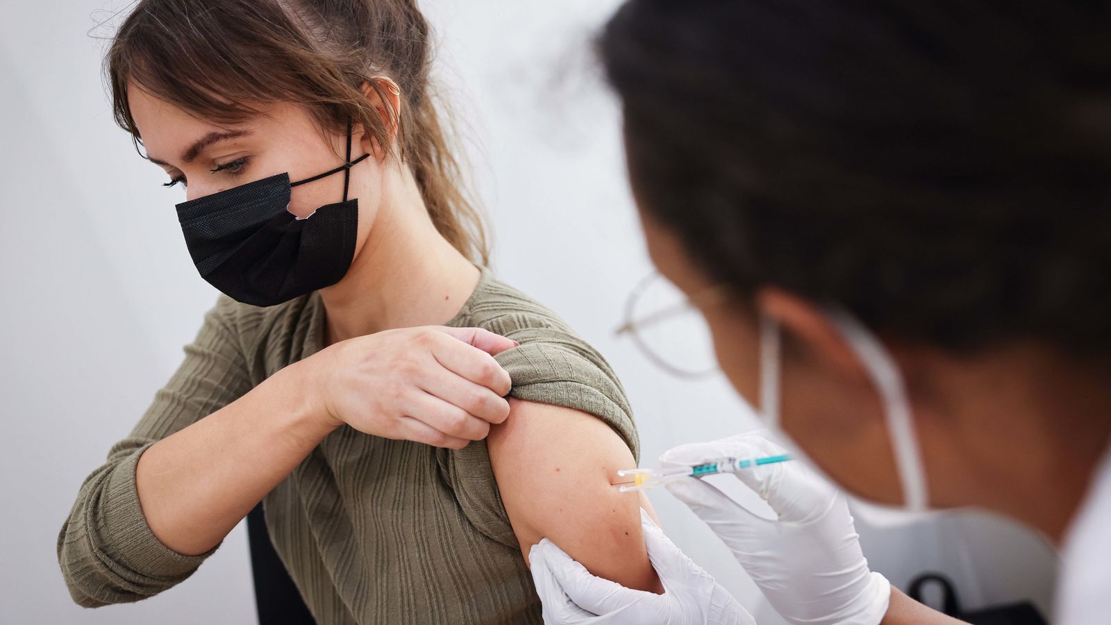Image accompanying Varianta Delta este mai puțin periculoasă decât variantele anterioare, dar persoanele vaccinate cu ambele doze mor mai frecvent din cauza variantei Delta decât