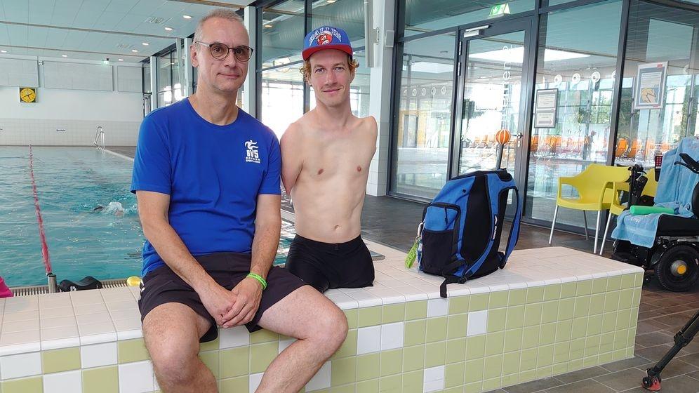 Janis McDavid (rechts) mit BVS Landestrainer Para Schwimmen Christian Balaun (links) im Nürnberger Südstadtbad.