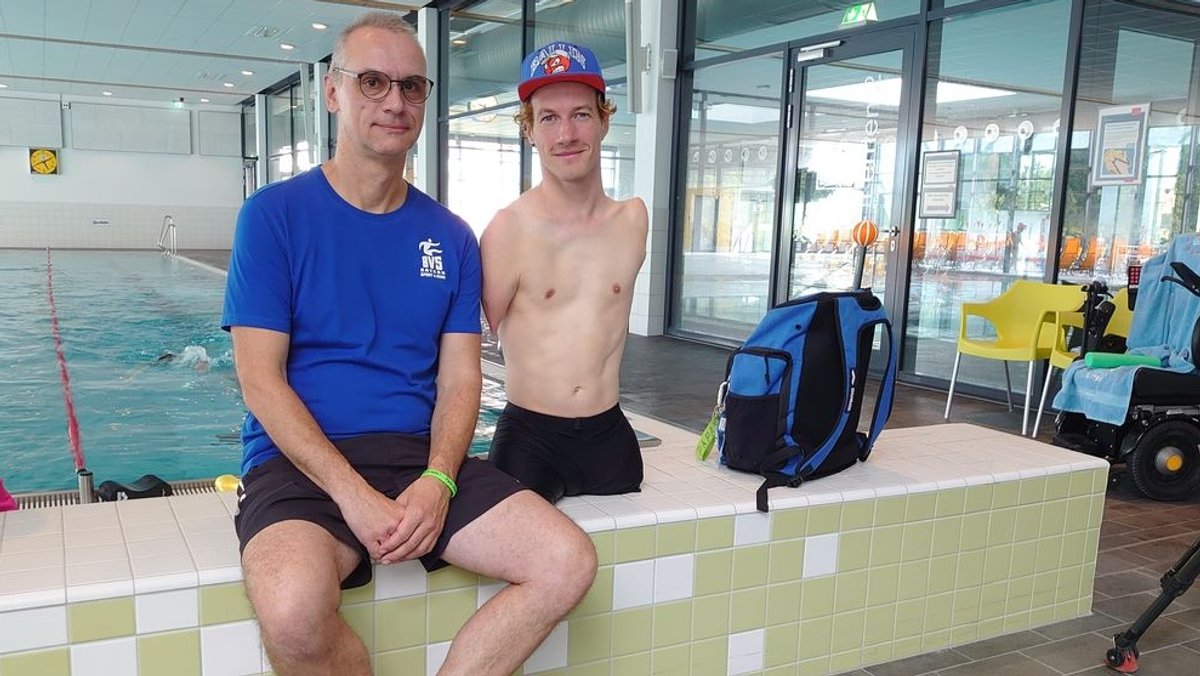 Janis McDavid (rechts) mit BVS Landestrainer Para Schwimmen Christian Balaun (links) im Nürnberger Südstadtbad.