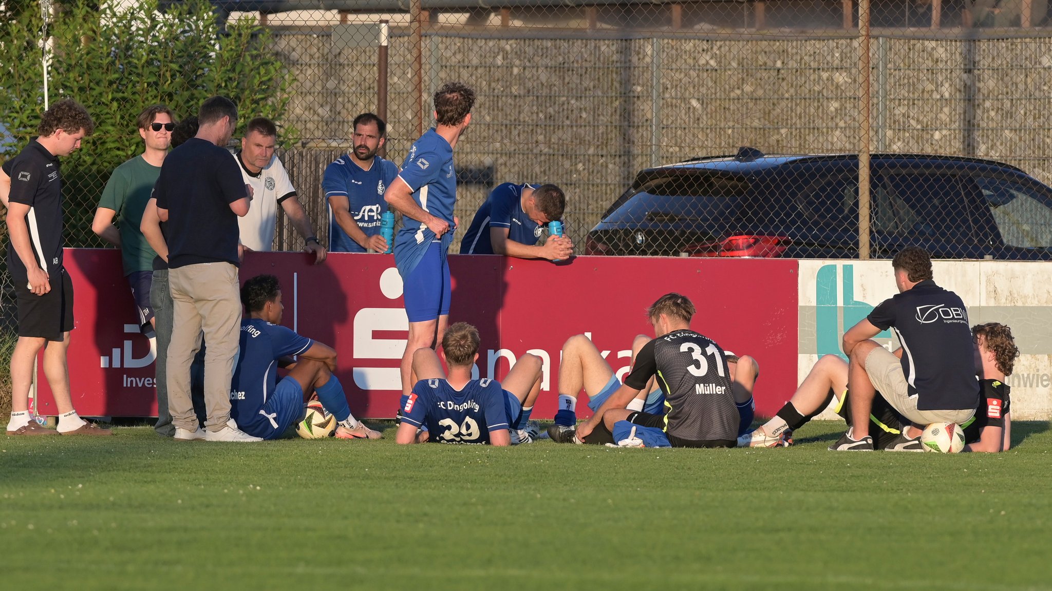 Kicker vom FC Dingolfing nach dem Spielabbruch: Sie bangen um ihren Mitspieler vom SV Erlbach. | Bild: privat/Paul Hofer Kicker vom FC Dingolfing nach dem Spielabbruch: Sie bangen um ihren Mitspieler vom SV Erlbach.
