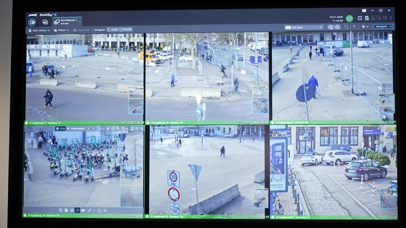 Sechs Kameras, die ihr Signal live an die Polizei übermitteln, sollen das Sicherheitsgefühl der Bürger am Augsburger Hauptbahnhof erhöhen. | Bild: BR24 Sechs Kameras, die ihr Signal live an die Polizei übermitteln, sollen das Sicherheitsgefühl der Bürger am Augsburger Hauptbahnhof erhöhen.