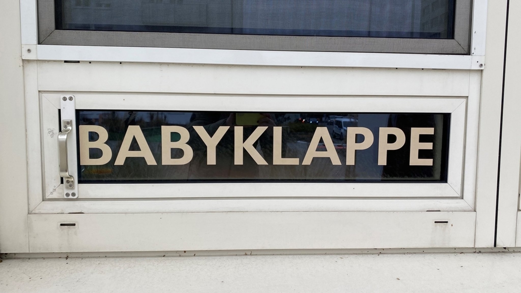 Die Frontseite einer Babyklappe (Symbolbild)