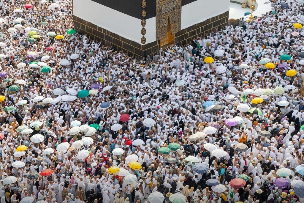 18.06.2024, Saudi-Arabien, Mekka: Muslimische Pilger umrunden die Kaaba, das heiligste Heiligtum des Islam, in der Großen Moschee während der Hadsch. Muslime aus aller Welt versammeln sich in Mekka zur jährlichen Hadsch-Pilgerfahrt, einer der fünf Säulen des Islam, die alle erwachsenen Muslime mindestens einmal im Leben absolvieren sollten. Sie findet im letzten Monat des islamischen Kalenders statt. Foto: -/Saudi Press Agency/dpa +++ dpa-Bildfunk +++