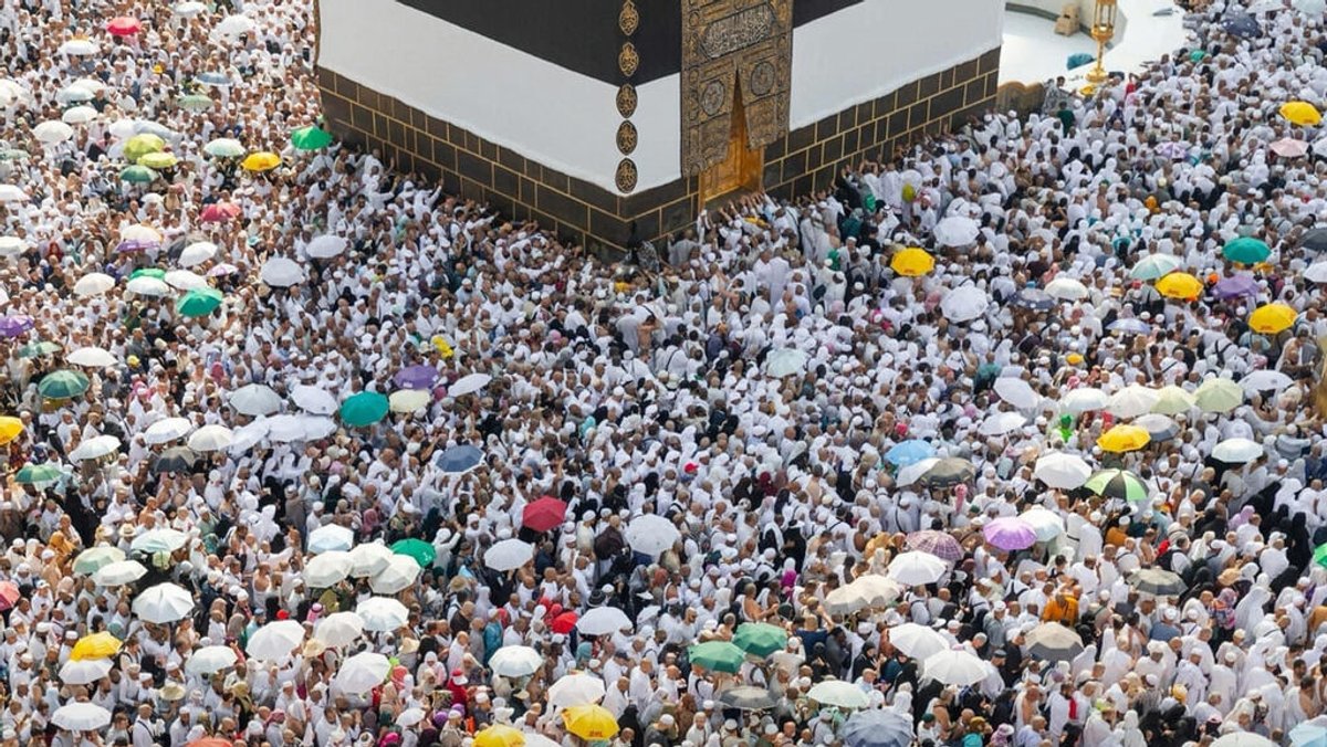 18.06.2024, Saudi-Arabien, Mekka: Muslimische Pilger umrunden die Kaaba, das heiligste Heiligtum des Islam, in der Großen Moschee während der Hadsch. Muslime aus aller Welt versammeln sich in Mekka zur jährlichen Hadsch-Pilgerfahrt, einer der fünf Säulen des Islam, die alle erwachsenen Muslime mindestens einmal im Leben absolvieren sollten. Sie findet im letzten Monat des islamischen Kalenders statt. Foto: -/Saudi Press Agency/dpa +++ dpa-Bildfunk +++