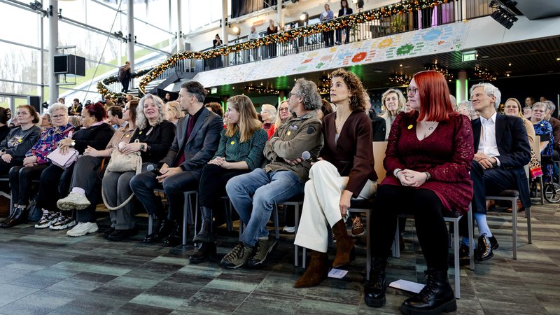 Den Haag, 1.12.25: Teilnehmer des Nationalen Bürgerrats für Klima während der Präsentation ihrer Empfehlungen. | Bild: pa/ANP/Robin van Lonkhuijsen Den Haag, 1.12.25: Teilnehmer des Nationalen Bürgerrats für Klima während der Präsentation ihrer Empfehlungen.