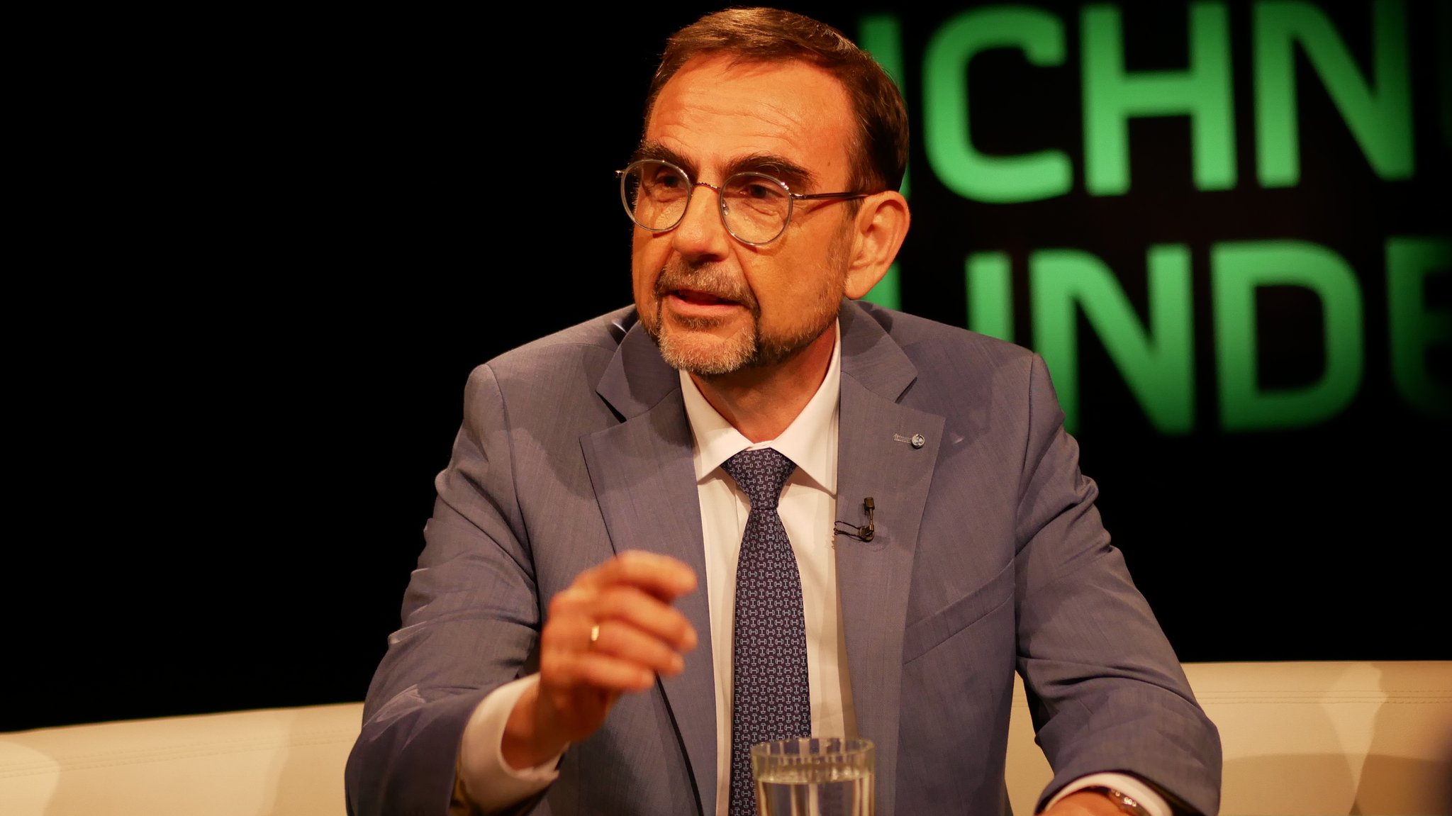 Die Preise steigen und mit ihnen die Sorgen um den Wohlstand. Um gegenzusteuern, forderte Klaus Holetschek (CSU) in der Münchner Runde mehr Leistungsbereitschaft.  