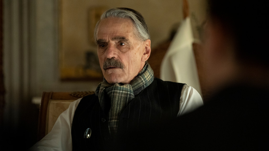 Jeremy Irons als britischer Premier Neville Chamberlain, der Hitlers Intentionen fatal falsch einschätze in "München - Im Angesicht des Krieges". | Bild: Netflix Jeremy Irons als britischer Premier Neville Chamberlain, der Hitlers Intentionen fatal falsch einschätze in "München - Im Angesicht des Krieges".