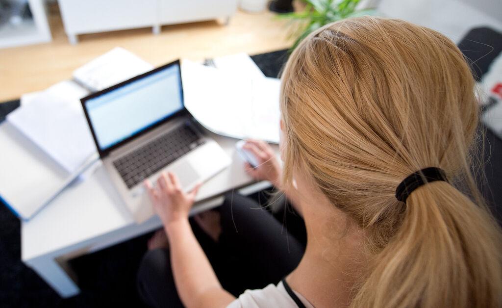 Eine Frau arbeitet vor einem Notebook. (Archivbild)