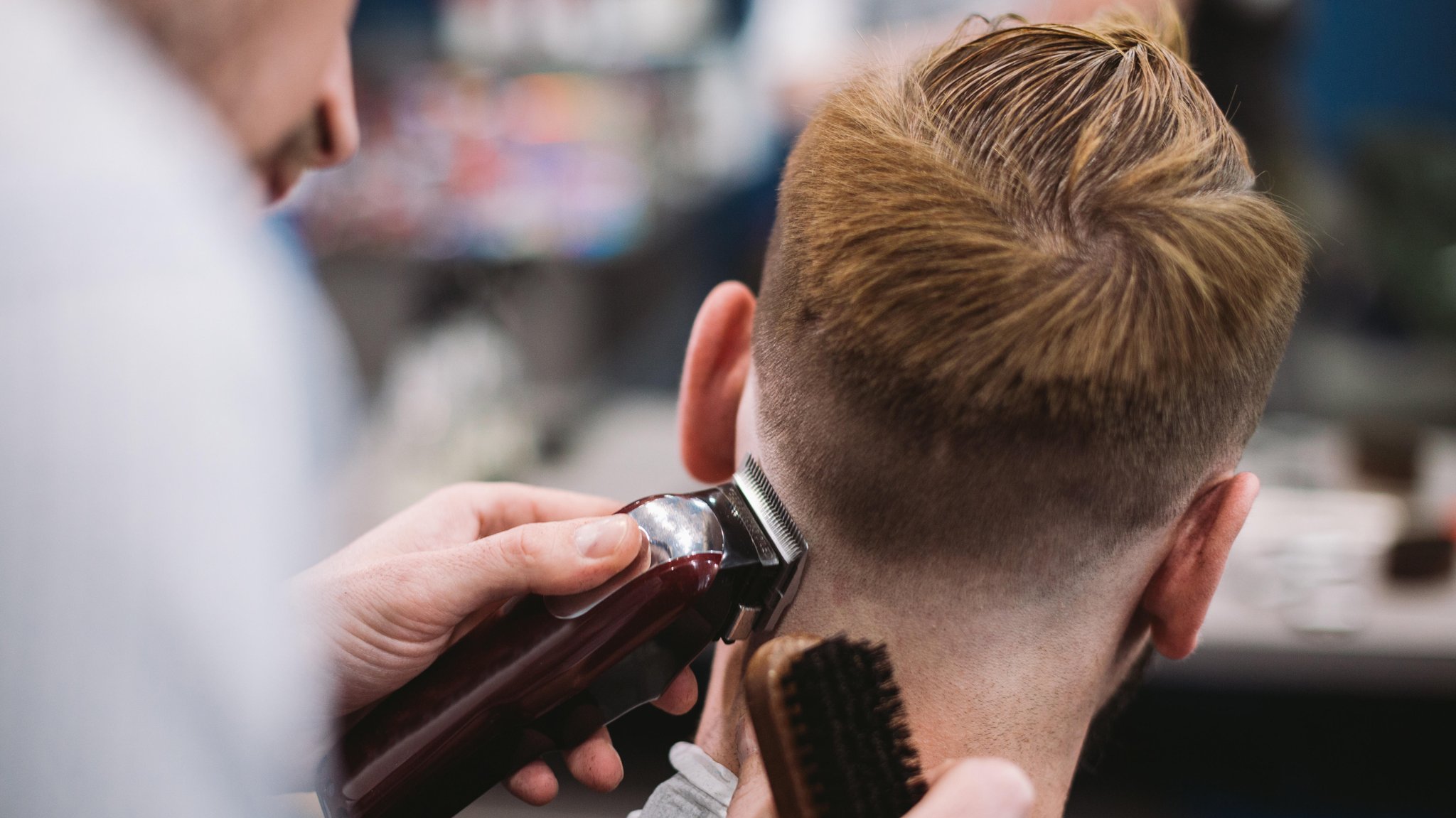 Mann im Barbershop - bei der Rasur seiner Haare.