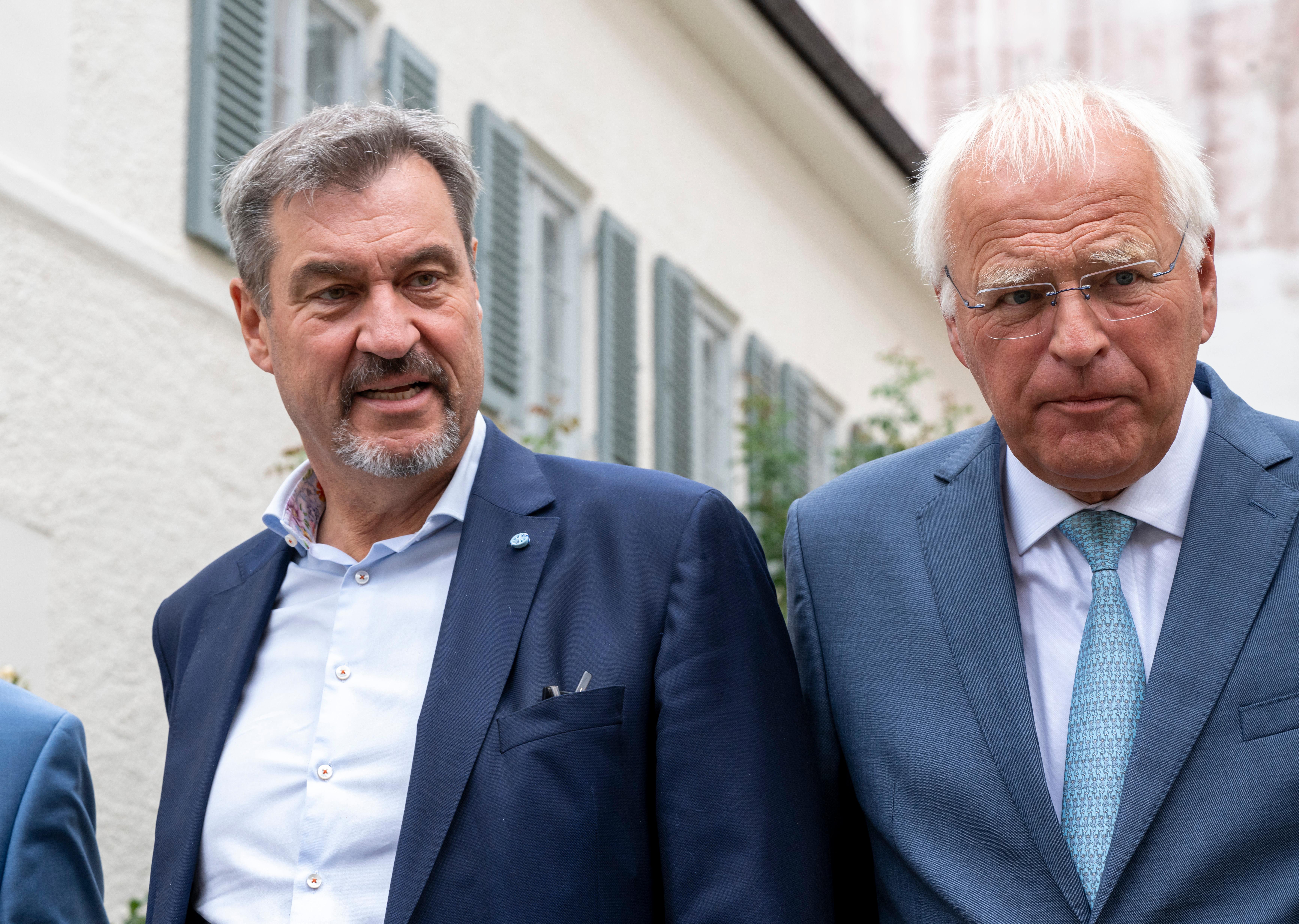 Markus Söder (l, CSU), Ministerpräsident von Bayern, und Reinhard Sager, amtierender Präsident des Landkreistages, vor Beginn der 76. Sitzung des Landkreistages auf Kloster Seeon. 