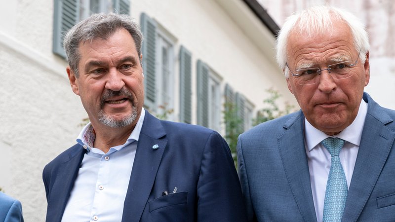 Markus Söder (l, CSU), Ministerpräsident von Bayern, und Reinhard Sager, amtierender Präsident des Landkreistages, vor Beginn der 76. Sitzung des Landkreistages auf Kloster Seeon. | Bild: picture alliance/dpa | Peter Kneffel Markus Söder (l, CSU), Ministerpräsident von Bayern, und Reinhard Sager, amtierender Präsident des Landkreistages, vor Beginn der 76. Sitzung des Landkreistages auf Kloster Seeon.