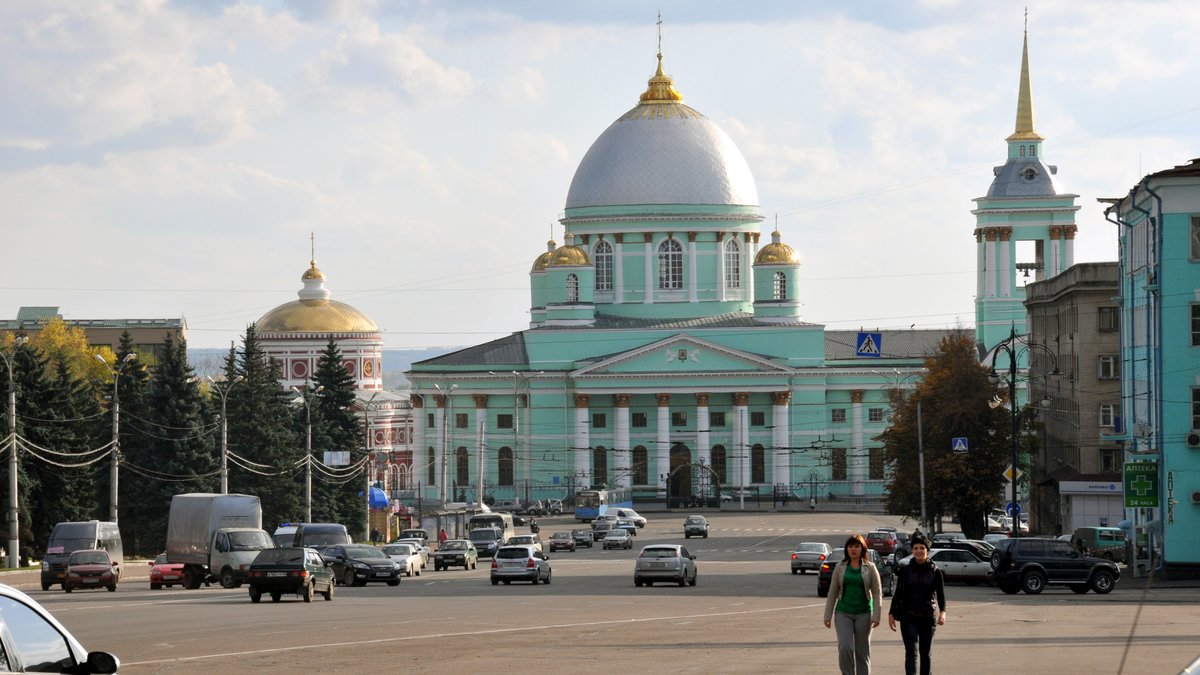 Straßenszene im Zentrum der zentralrussischen Stadt Kursk mit der Kirche des Heiligen Teotokos (Archivbild von 2009).