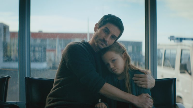 Filmszene aus "Das Leben meiner Tochter": Ein Vater umarmt seine Tochter 