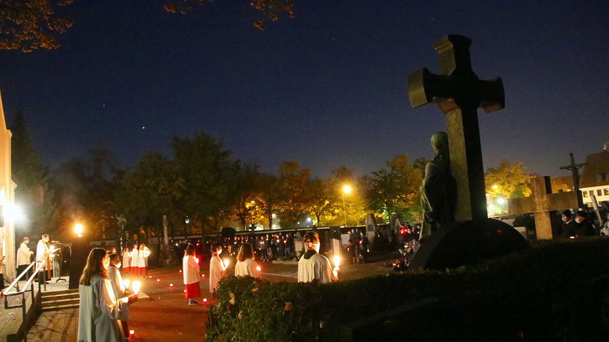 Das Bild zeigt Gläubige beim Totengedenken nach der Lichterprozession am Vorabend von Allerheiligen