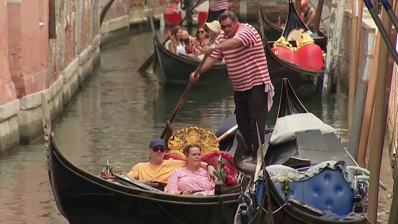 Touristen in Gondel in Venedig