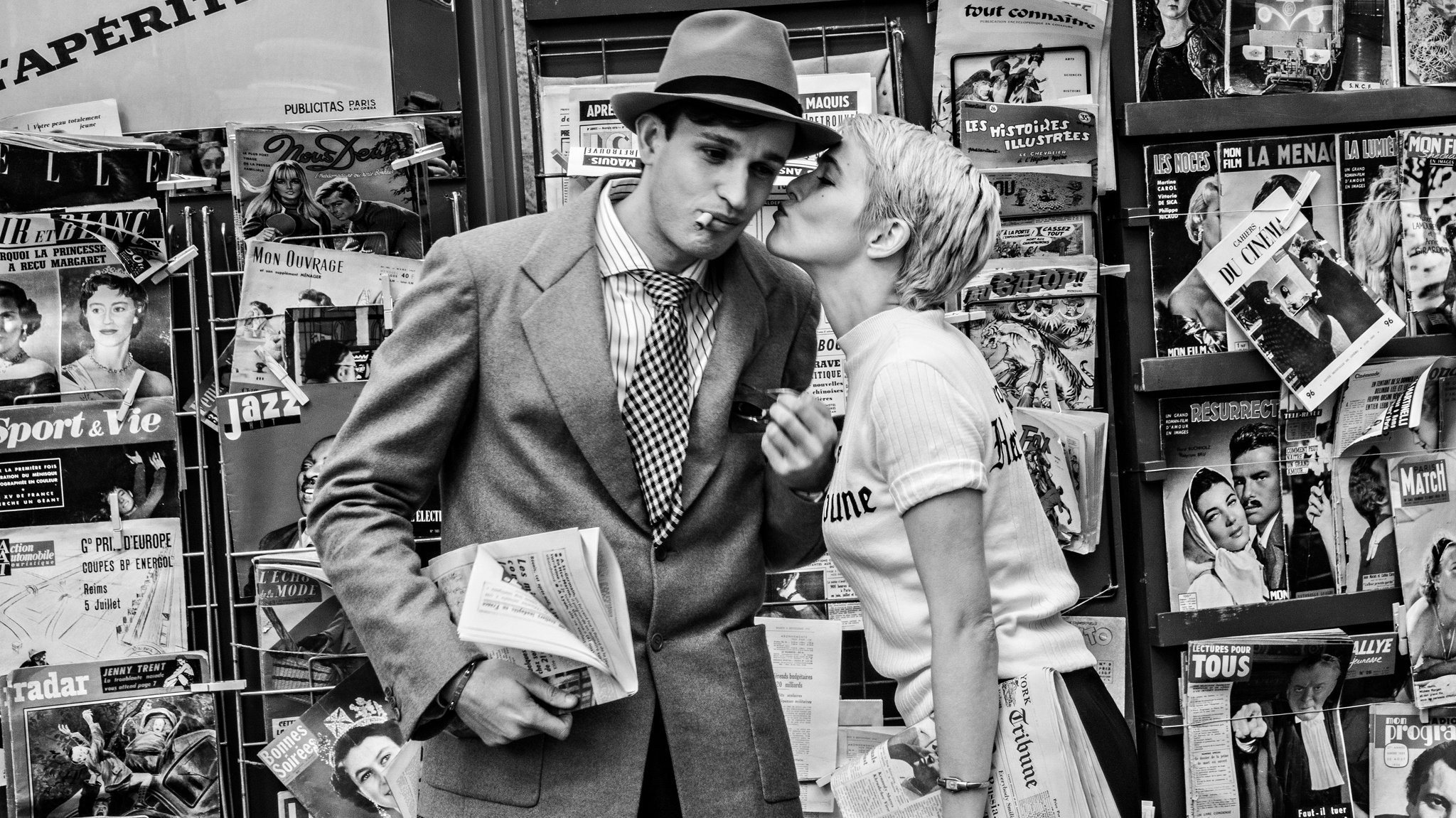 Jean Seberg (Zoey Deutsch) und Jean-Paul Belmondo (Aubrey Dullin) vor einem Zeitschriftenkiosk
