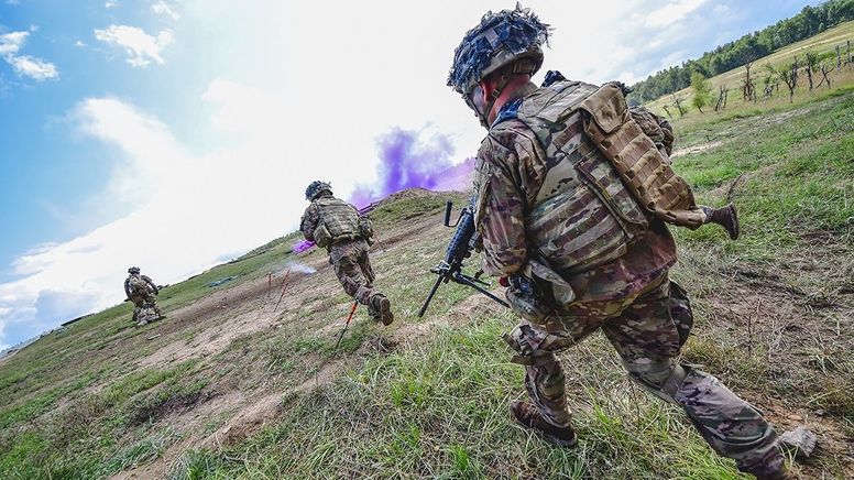 Drei US-Soldaten laufen mit Gewehren über einen Übungsplatz. | Bild:Zumapress/U.S. Army/picture-alliance