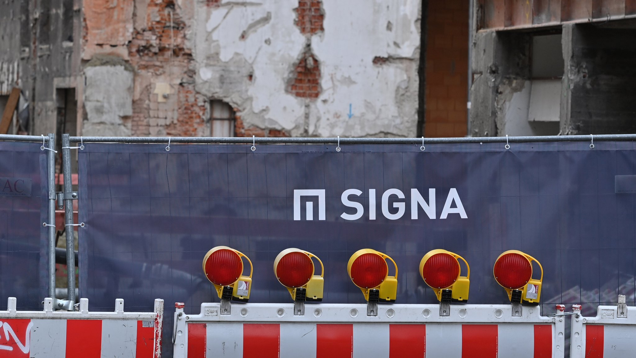 Signa-Baustelle des Investors René Benko in Muenchen.