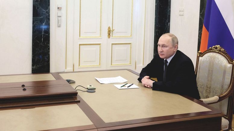 Putin etwas geistesabwesend am 13. Mai bei einem Treffen des Sicherheitsrats | Bild:Mikhail Metzel/Picture Alliance