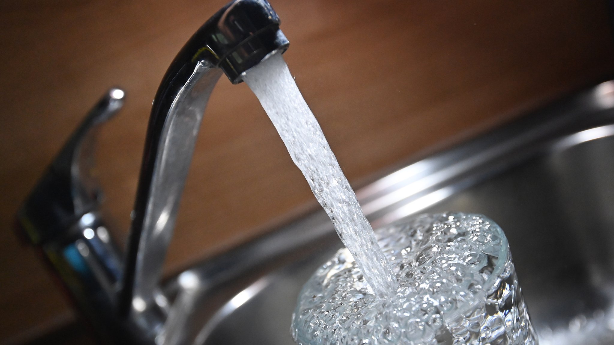 Sprudelndes Leitungswasser wird aus einem Wasserhahn in ein Glas gelassen,Wasserleitung. | Bild: picture alliance / SvenSimon | Frank Hoermann / SVEN SIMON Sprudelndes Leitungswasser wird aus einem Wasserhahn in ein Glas gelassen,Wasserleitung.