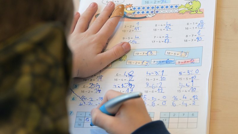 Eine Schülerin der ersten Klasse übt in einem Klassenzimmer das Subtrahieren. | Bild: dpa-Bildfunk/Soeren Stache Eine Schülerin der ersten Klasse übt in einem Klassenzimmer das Subtrahieren.