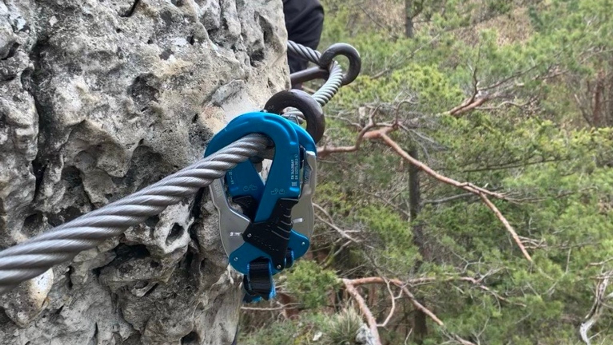 Sicherung an einem Klettersteig in der Fränkischen Schweiz | Bild: BR / Pogner Sicherung an einem Klettersteig in der Fränkischen Schweiz