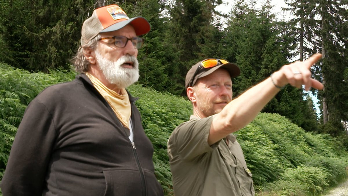 Schauspieler Andreas Hoppe zusammen mit Naturpark-Ranger Ronnie Ledermüller.