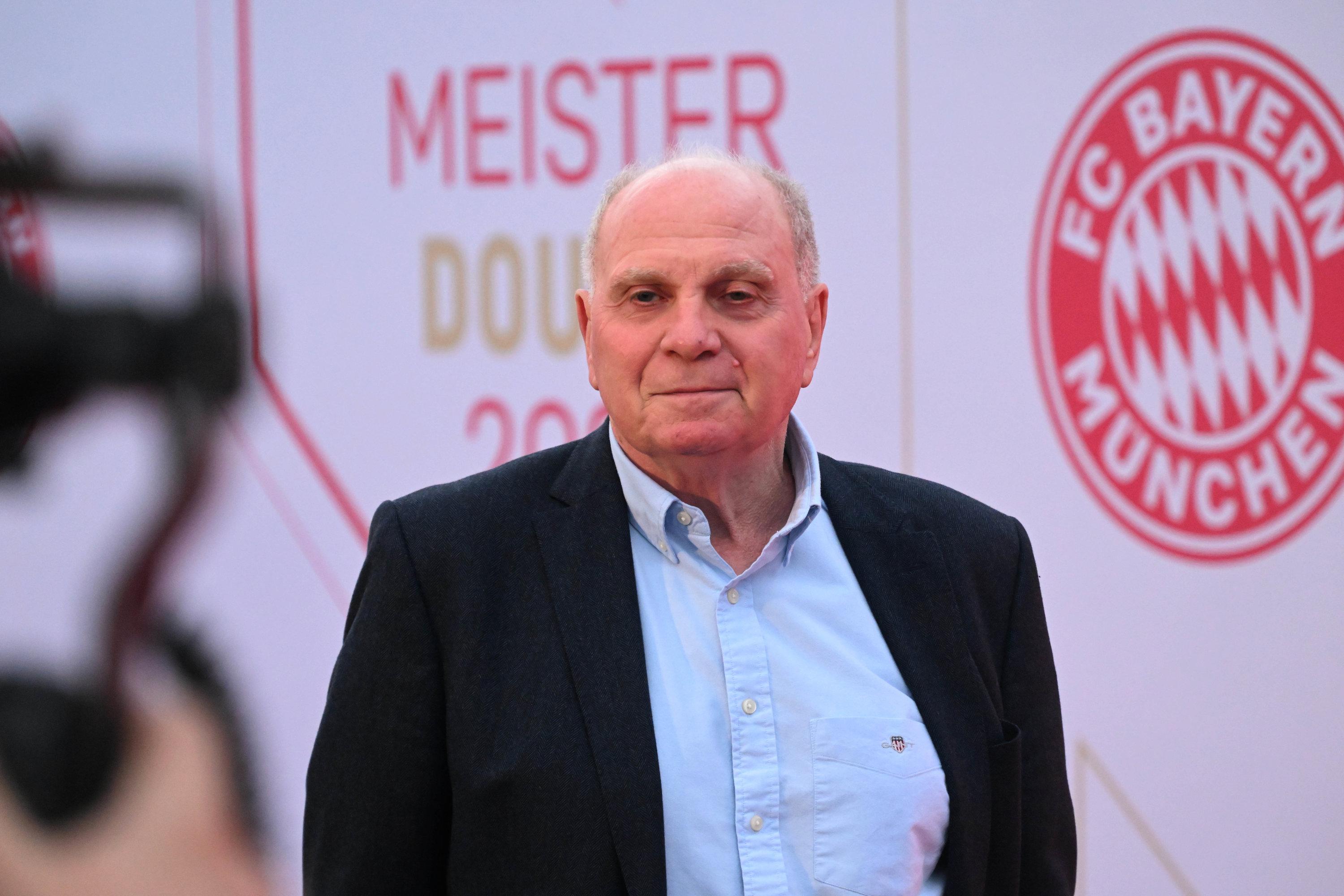 17.05.2025, Bayern, München: Fußball: Bundesliga: Uli Hoeneß, Aufsichtsratsmitglied und Ehrenpräsident, kommt zur internen Meisterfeier des FC Bayern München. 