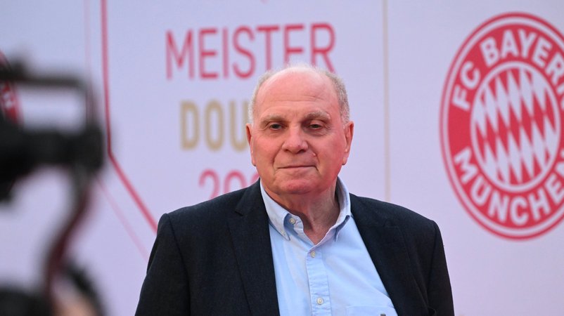 17.05.2025, Bayern, München: Fußball: Bundesliga: Uli Hoeneß, Aufsichtsratsmitglied und Ehrenpräsident, kommt zur internen Meisterfeier des FC Bayern München. | Bild: dpa-Bildfunk/Felix Hörhager 17.05.2025, Bayern, München: Fußball: Bundesliga: Uli Hoeneß, Aufsichtsratsmitglied und Ehrenpräsident, kommt zur internen Meisterfeier des FC Bayern München.