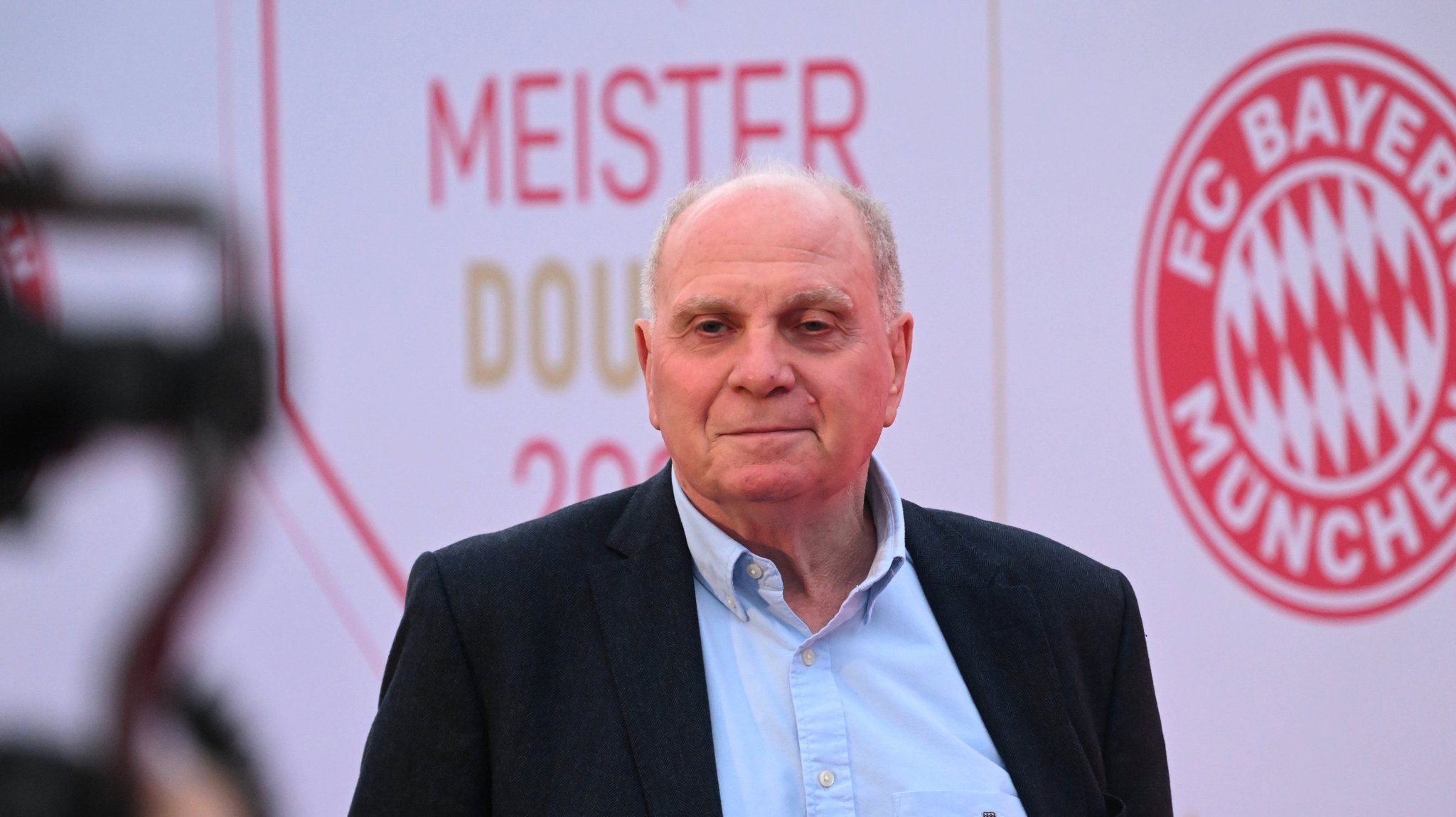 17.05.2025, Bayern, München: Fußball: Bundesliga: Uli Hoeneß, Aufsichtsratsmitglied und Ehrenpräsident, kommt zur internen Meisterfeier des FC Bayern München. 